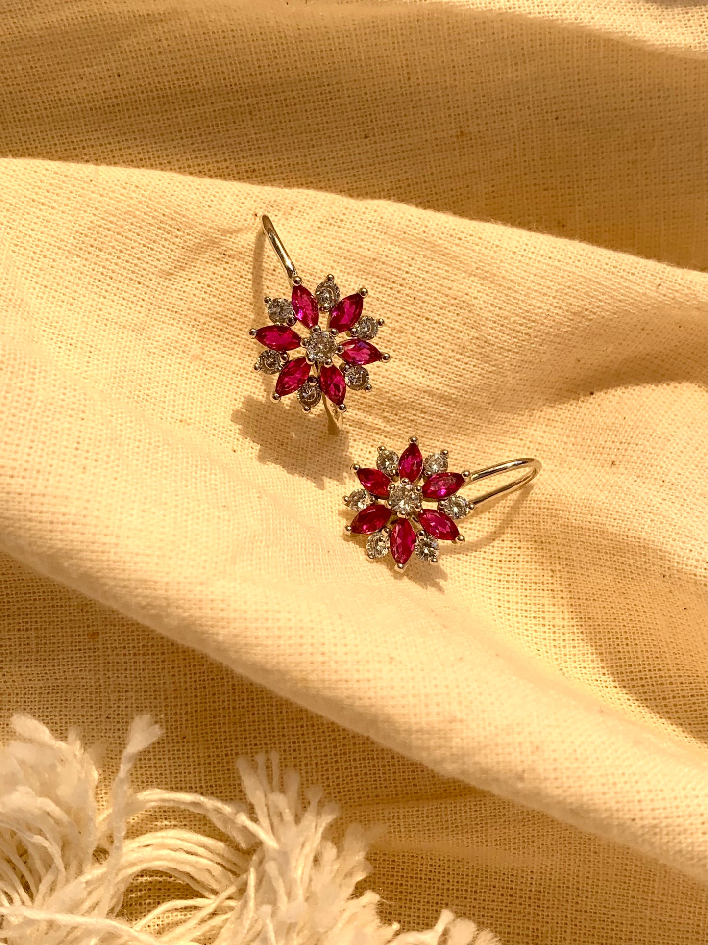 Arete Flor Zircones Rojos