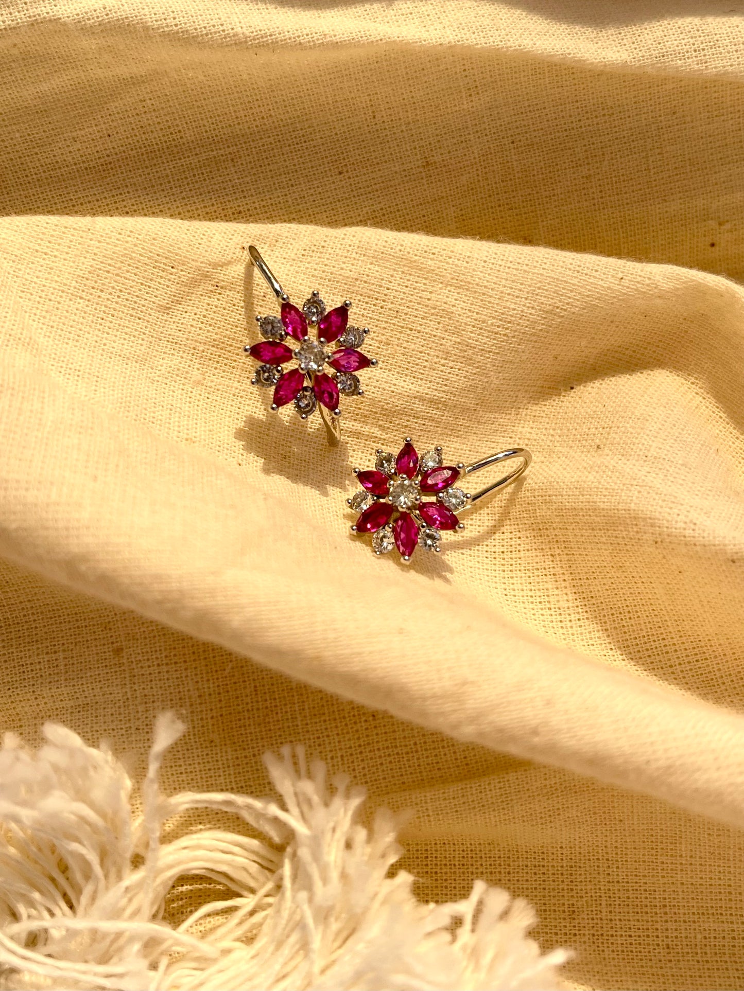Arete Flor Zircones Rojos