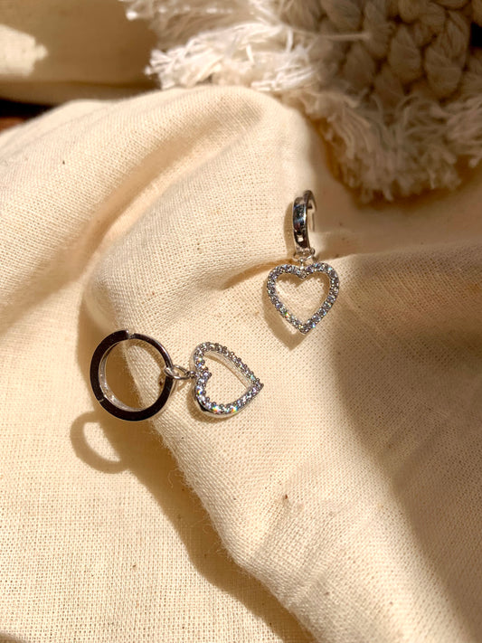 Arete Huggie Zircones Corazón