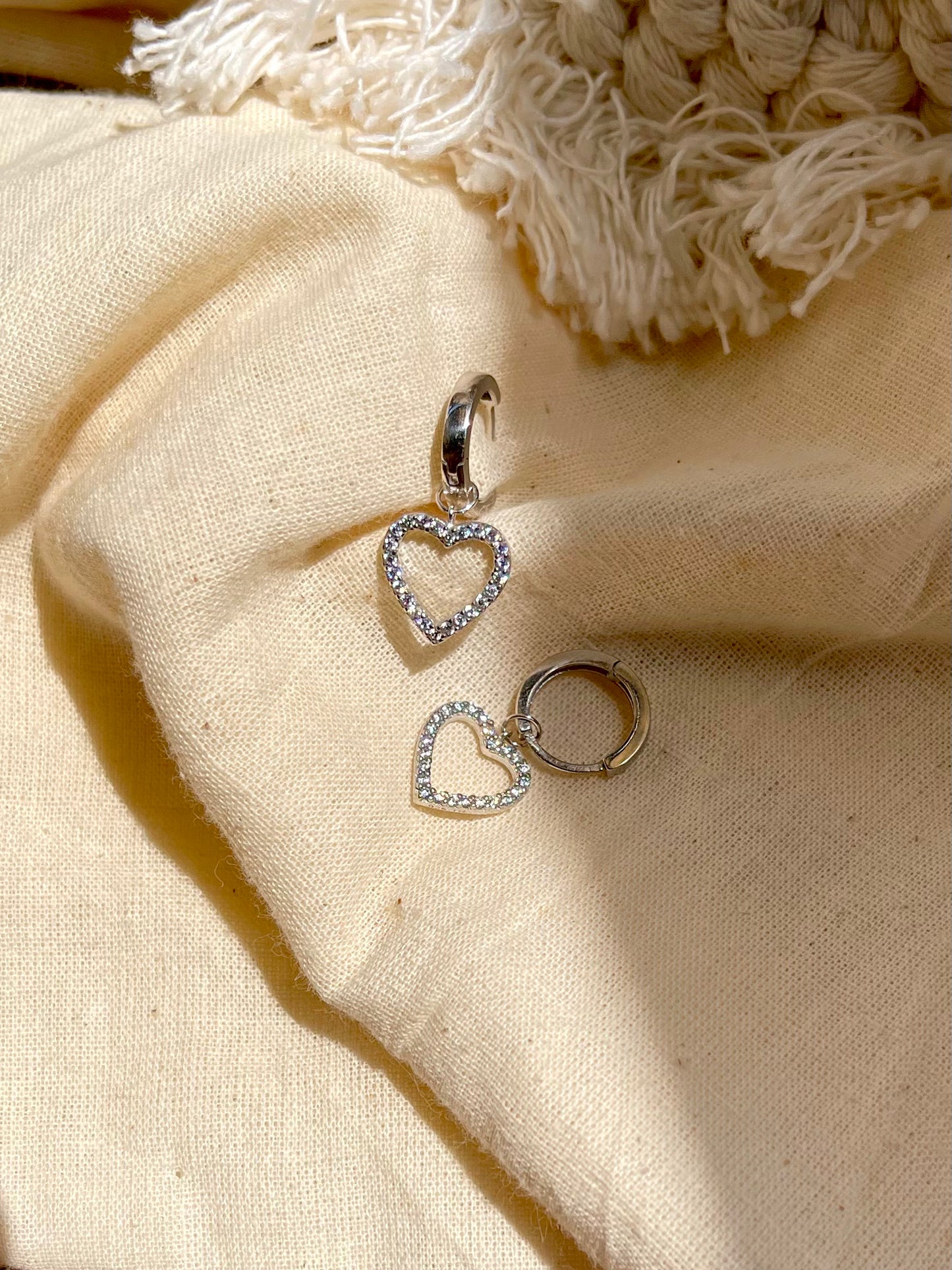 Arete Huggie Zircones Corazón