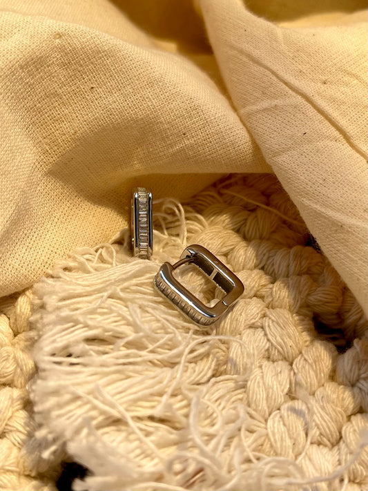 Arete Huggie Zircones Cuadrado