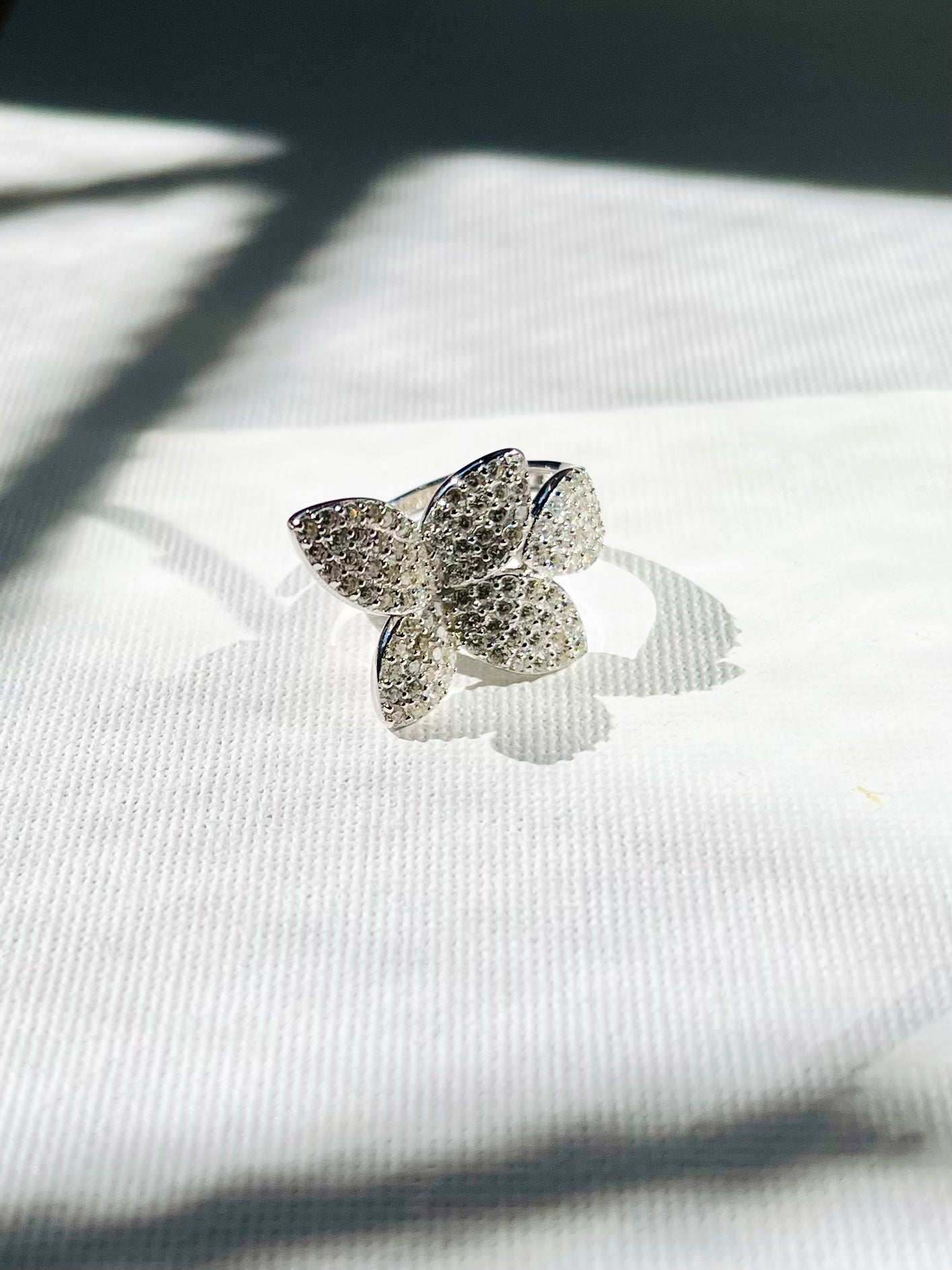 Anillo Zircones Pétalos