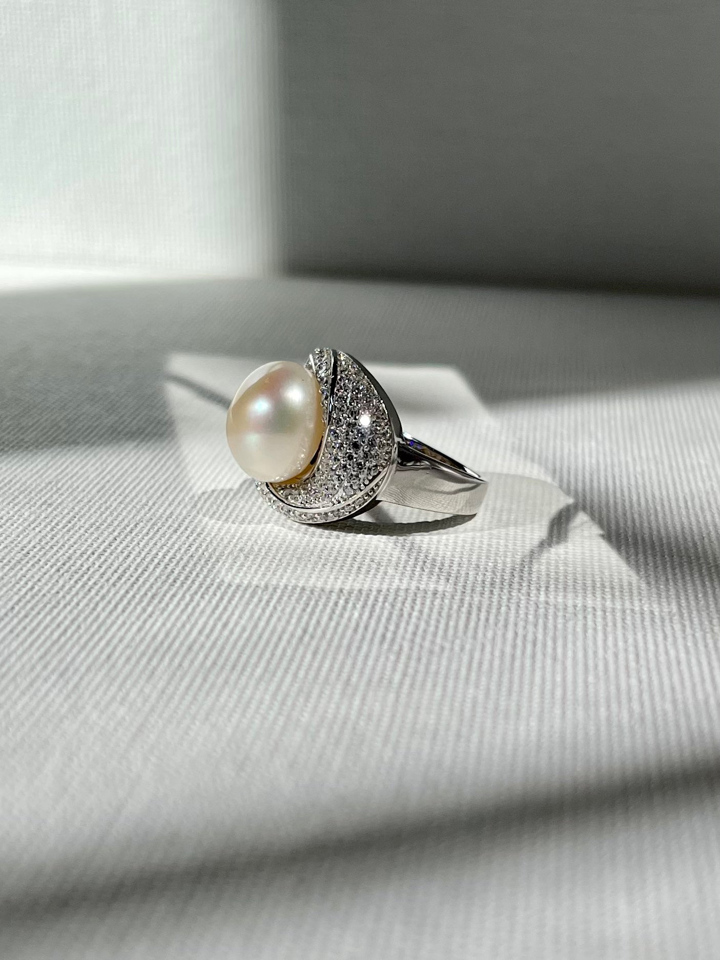 Anillo Plateado Perla Zircones